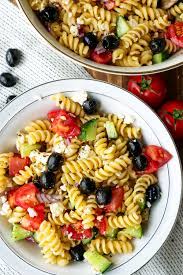 Für diesen nudelsalat eignen sich am besten gabelspaghetti. Griechischer Nudelsalat Mit Oliven Gurken Tomaten Und Feta