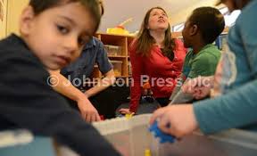 27127499-Scottish Government Minister for children and young people Aileen  Campbell meets the children of Early Days nursery in Edinburgh, left to  right: Thea Ferguson,Zara Hollins and Lucas Parreiri
