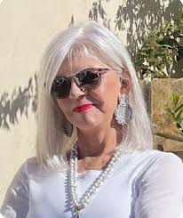 Pin di Hazel Love-McLaughlin su Joanne