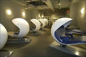 The napping pods have been installed in a room featuring softer lighting and soothing hues so they gently wake you. Sleeping Pods Google Search Corporativas Poltrona