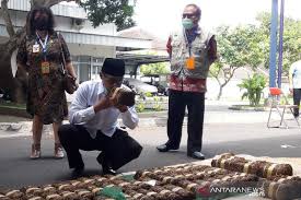 Check spelling or type a new query. Harga Tembakau Temanggung Anjlok Di Tengah Pandemi Antara News