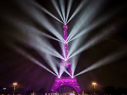 Déjà aperçu en juin dernier, le drapeau des jeux olympiques de paris 2024 devait de nouveau flotter ce dimanche 8 août 2021 sur la tour eiffel à paris. La Tour Eiffel En Couleur Rouge Bleu Vert Rose Site Officiel
