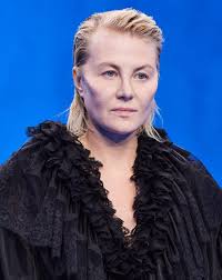213,964 likes · 25,503 talking about this. Renata Litvinova Vyshla Na Podium V Kachestve Modeli Na Pokaze Balenciaga Buro
