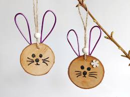 Der osterhase ist nicht nur das symbol des osterfestes, sondern auch eine der schillerndsten figuren des gesamten frühlings. Dekoidee Osterhasen Aus Astscheiben Dorfmama De