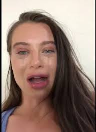 Lana Rhoades의 풍만한 가슴과 큰 엉덩이