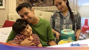Awalnya, bunga sempat tertutup terkait pernikahannya dengan ia memulai debutnya dalam film panggil namaku tiga kali meski hanya sebagai pemeran pembantu. Wow Jumlah Tabungan Rafathar Bikin Raffi Ahmad Kaget