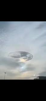 不明飞行物或fallstreak 上周日 al ain看到了罕见的云 fallstreak洞 也被称为打孔云 是一个大的圆形间隙 形成在卷积云或高积云中 这种不寻常的现象发生在尚未冷冻的过冷液滴与飞机穿过云层引起的冰晶混合时 然后冰晶开始下降 导致它们 celestial outdoor
