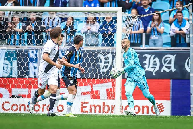 Gr&ecirc;mio leva virada do Vasco na Arena e fica colado no Z-4 do Brasileir&atilde;o