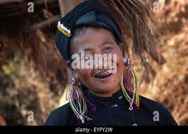 Einheimische Frau in typischer Kleidung und Kopfbedeckungen aus dem Ann  Stamm in einem Bergdorf am Pin Tauk, typische schwarze Zähne  Stockfotografie