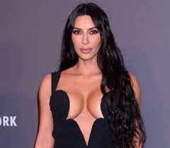 Shop jeff leatham by @kkwfragrance & @skims pj sleep now! Kim Kardashian Draagt Doodenge Sm Outfit Rond Kinderen Volgers Verbijsterd Show Ad Nl