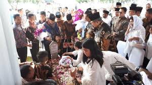 Untuk meringankan pemuatan (loading) halaman, artikel ini dibagi dalam beberapa halaman. Ziarah Ke Makam Ani Yudhoyono Sby Tabur Bunga Mawar Merah Dan Melati Putih Tribunnews Com Mobile
