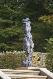 Schleswig Die Bronzeplastik Daphne I Von Bildhauer Wieland Forster Erinnert Sowohl An Einen Abstrakten Frauenkorper Als Auch Bildhauer Bronzeplastik Bronze