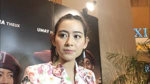 Cari tahu artinya di sini. Laura Theux Potong Rambut Bondol Demi Film Pohon Terkenal Kumparan Com