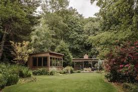 Outdoor Back Yard And Trees Current Owners Scott And Kelsey Bouska Worked With Landscape East Frank Lloyd Wright Frank Lloyd Wright Design Backyard Design
