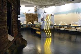 Verket tvingar mig att frenetiskt tjata på vänner och familj att ta sig till galerie nordenhake så snart de kan för att uppleva vad jag har upplevt. 8 December Kunstkritikk