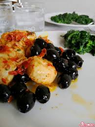 4 filetti di merluzzo 1 spicchi aglio 20 pomodorini olio extravergine d' oliva 10 olive verdi denocciolate prezzemolo tritato porzione per 4 persone. Merluzzo In Padella Con Pomodorini E Olive Una Rosa In Cucina