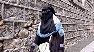 A burqa or burka, also known as a chadaree in afghanistan or a paranja in central asia, is an enveloping outer garment which covers the body and the face that is worn by women in some islamic traditions. Im Marz Wird Uber Die Burka Initiative Abgestimmt Kath Ch