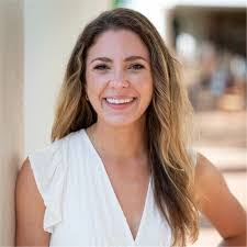 Diana Tracy's Instagram, Twitter & Facebook