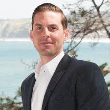 Derek Hobson's Instagram, Twitter & Facebook