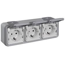 Schöner stecker mit ein und aus schalter für schnelles an und aus von elektrischen geräten licht wenn nur steckdose und kein schalter da ist. Legrand 069743 Steckdose 3 Fach Aufputz Feuchtraum Plexo 55