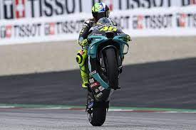 Valentino rossi (urbino, 16 februari 1979), bijgenaamd vale, rossifumi, the doctor, the goat (the greatest of all time), is een italiaanse motorcoureur. P7sly7bbnu G M