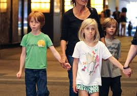 The pretty woman actress, 51, looked overjoyed in the picture which he captioned 'pretty mama in the middle. Julia Roberts Takes Her Kids To A Broadway Show 6 26 Lipstick Alley