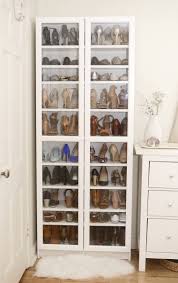 Storage, hooks and a mirror. 16 Brillantes Ideas Para Ordenar Todos Tus Zapatos Closet Shoe Storage Shoe Organization Closet Shoe Storage Small Space