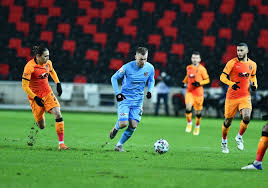 Emre akbaba topu boş ağlara gönderdi ancak ofsayt gerekçesiyle gol geçerli sayılmadı. Gaziantep Fk 1 2 Galatasaray Mac Sonucu