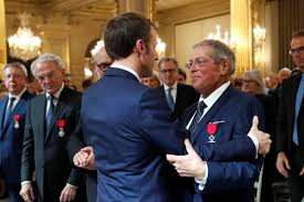 Biographie de tous les décorés accompagnée de l'histoire législative et réglementaire de l'ordre. Emmanuel Macron Remet La Legion D Honneur A Vanik Berberian Maire De Gargilesse Dampierre