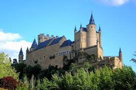 En nuestra página de reservas dispone de toda la información. Alcazar Von Segovia Segovia Informationen Preise Eintrittskarten Anfahrt Telefon Offnungszeiten Karte Fotos Bucher Und Reisefuhrer Fuhrungen Und Touren