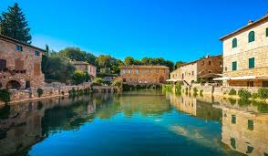 Frazione del comune di san quirico d'orcia è uno dei luoghi in assoluto più suggestivi della valle. Bagno Vignoni Toskana Italien De