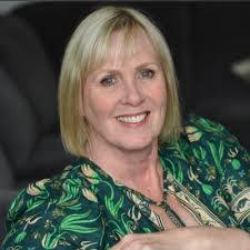 Julie Hedge's Instagram, Twitter & Facebook