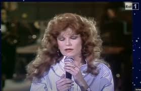 La cantante e attrice teatrale dai capelli rossi, da tempo era lontana dalle scene. Edmqv9ohiaphsm