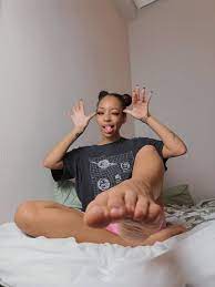 𝐏𝐑𝐈𝐍𝐂𝐄𝐒𝐒 𝐌𝐄𝐋𝐀𝐍𝐈𝐄 on X: Why am I so cute? 💗 Like look at  those natural toes! Feet | Soles | The Pose | t.cocy6QxHmvXX  X