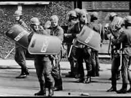 Stan wojenny, wprowadzony 13 grudnia 1981 roku, to jedno z najdramatyczniejszych wydarzeń w historii powojennej polski. Stan Wojenny W Polsce 13 12 1981 22 07 1983 Youtube