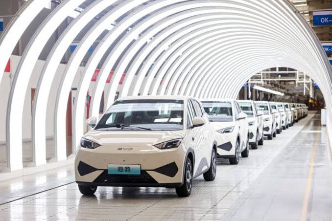 Voitures électriques : comment la Chine divise l'Europe pour y imposer ses  usines géantes