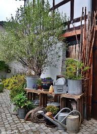 Courtyard 9 Finally Spring Trend Garden Decoration In 2020 Vertikaler Garten Vorgarten Palettengarten