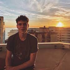 He was born and lived in berlin, germany until the age of 5 when he moved to spain with his parents. My Sun Aron Piper Aron Aronpiper Elite Omander Omar Ander Netflix Instagram Instagood I Elite Poses For Men Piper
