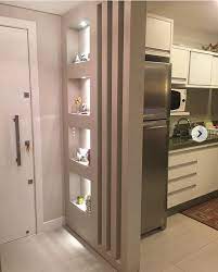 Più classiche sono le pareti divisorie in legno, realizzabili grazie a pannelli decorativi, intagliati, traforati o arricchiti da preziose stoffe. Pin Di Dibiagio Carmela Su Nicho De Gesso Arredamento Ingresso Design Arredamento Ingresso Moderno Arredamento Ingresso Casa
