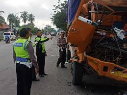 Последние твиты от sopir truk (@sopirtruk_). Goriau Tabrak Truk Batubara Lagi Parkir Supir Truk Asal Riau Tewas Di Dharmasraya