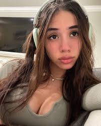 Gigimamiii topless mirror shot