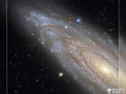 Appearing as a slightly stretched, smaller version of our milky way, the peppered blue and red spiral arms are anchored together by the prominent horizontal central bar of the galaxy. 20210614 Ngc 3254 æç³»ç¼é»å»  èè½å°ç§'ç¶² èè½ç¶²é 