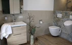 So passen die holzfliesen beispielsweise perfekt in eine zurückhaltende und gemütliche atmosphäre im landhausstil. Modernes Und Freundliches Komplettbad Graf Kandern Lorrach