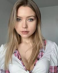 Gloria Grace's Instagram, Twitter & Facebook