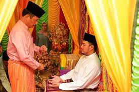 Adat istiadat suku melayu, baik melayu deli maupun bukan mungkin sebagian dari anda belum mengetahuinya, baik suku yang menjadi warisan sejarah atau yang tumbuh dan berkembang ditengah masyarakat melayu secara alamiah. Makna Mendalam Dalam Adat Pernikahan Melayu Dari Pelamin Hingga Peterakne