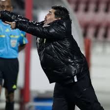 Incredulidad y conmoción en las redes. Diego Maradona Rettet Seine Freundin Vor Einer Tracht Prugel Sport Uberregional