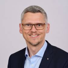 Bei herrn sommer habe ich mich stets gut beraten gefühlt und im vergleich mit mehreren banken und finanzierungsberatern die besten konditionen bekommen. Carsten Blasche Filialdirektor Braunschweig Deutsche Bank Ag Xing