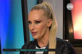 Mindenhol ott vagyunk:d facebook, youtube, myspace, iwiw :d:d:d anna and the barbies háttér: Pasztor S Anna S Face Is Almost 50 It Is Due To Painful Plastic Surgery The Hungarian Star