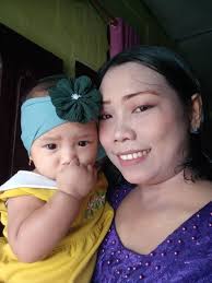 Seorang guru mengajar di sekolah-sekolah sambil merawat anaknya yang masih  bayi. Sehingga muridnya yang merekam momen tersebut pun salut melihat ibu  gurunya. #sahabatalstro