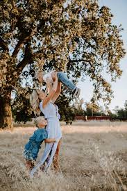 Outdoor Family Session Mikayla Mendes Summer Photography Family Photo Outfits Portraiture Photography